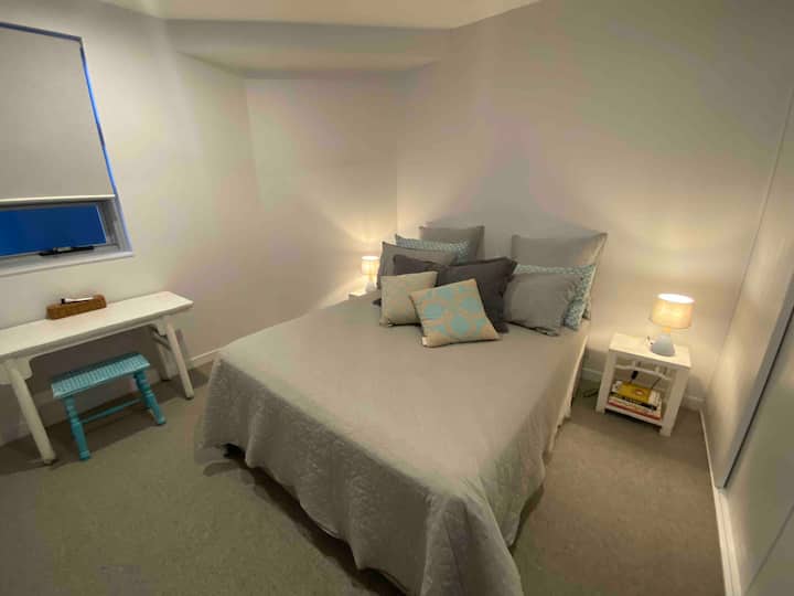 La chambre deux dispose d'un lit Queen et d'un petit bureau pour un travail de dernière minute. Garde-robe complète et directement en face de la salle de bain