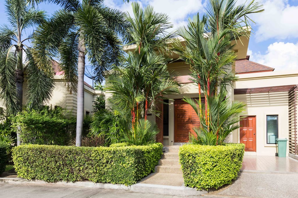 Front garden area with private 1 car parking