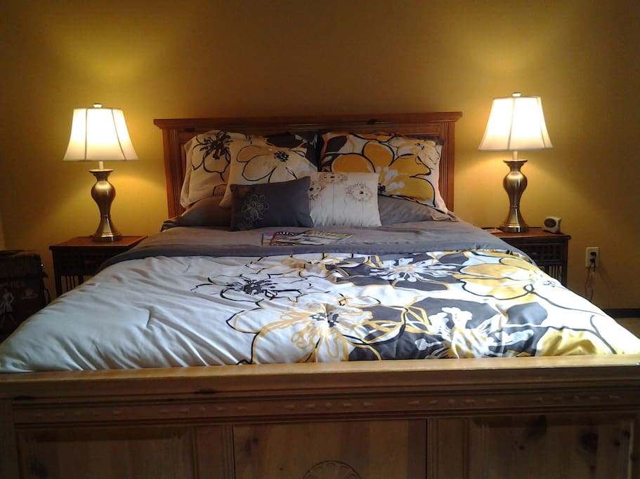 2nd Bedroom with a Queen Sized Bed.