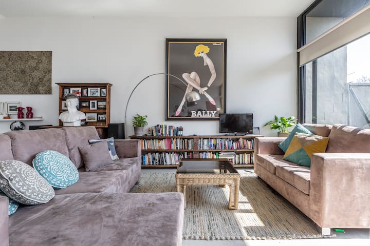 Trendy Warehouse in Melbourne laneway, walk to MCG