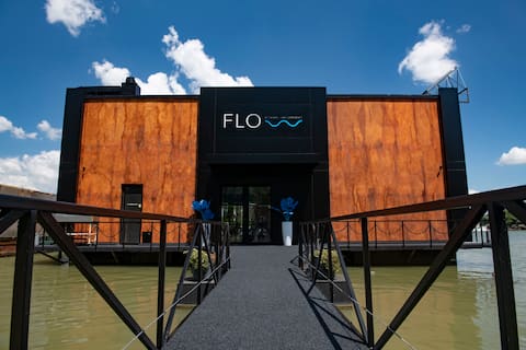 “FLOW” 4 restaurant | bar | apartments