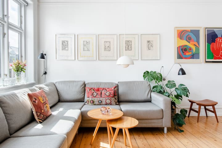 Enjoy Downtown Flat with Balcony Facing the Lake and Sunset