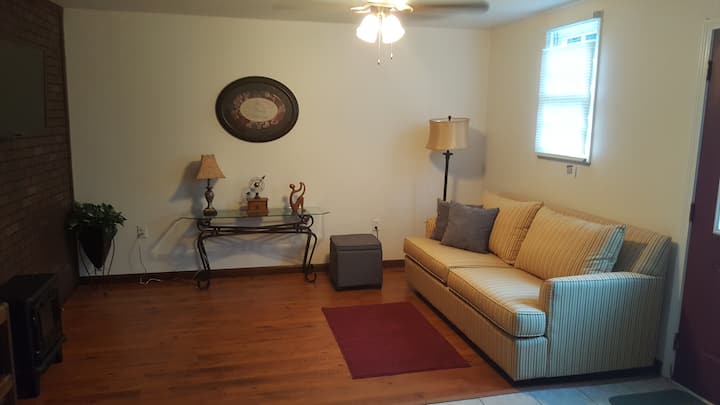 Ცალკე მისაღები ოთახის სივრცე დივნის სრული ზომის კაბინით.