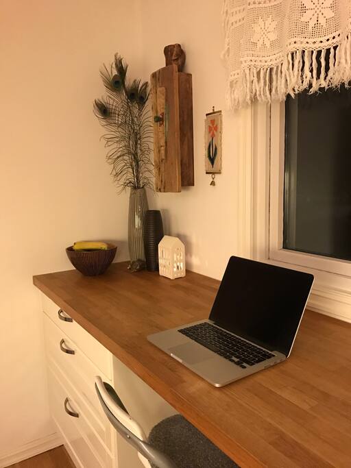 Fin arbeidsplass ved kjøkkenvinduet. Gode lysforhold og god temperatur (varme ved beina).
