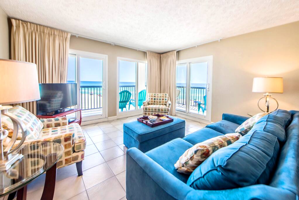 Panoramic Views in this Corner Unit!