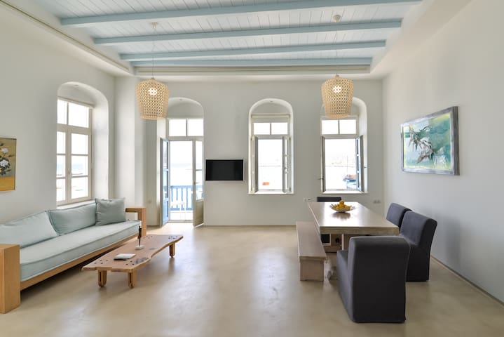 White Memories, seafront luxury apartment Mykonos gallery image 4