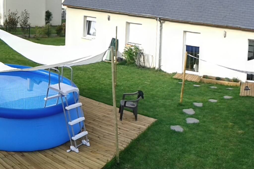 Notre jardin dispose d'une piscine et on installe aussi un filet pour le badminton ou le volley