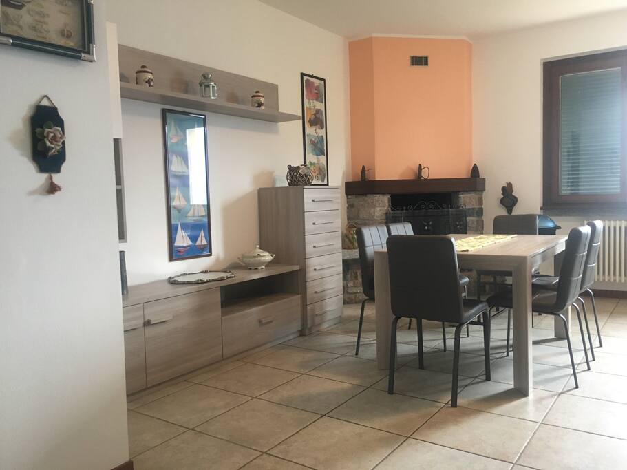 Tavolo da pranzo/Dining room