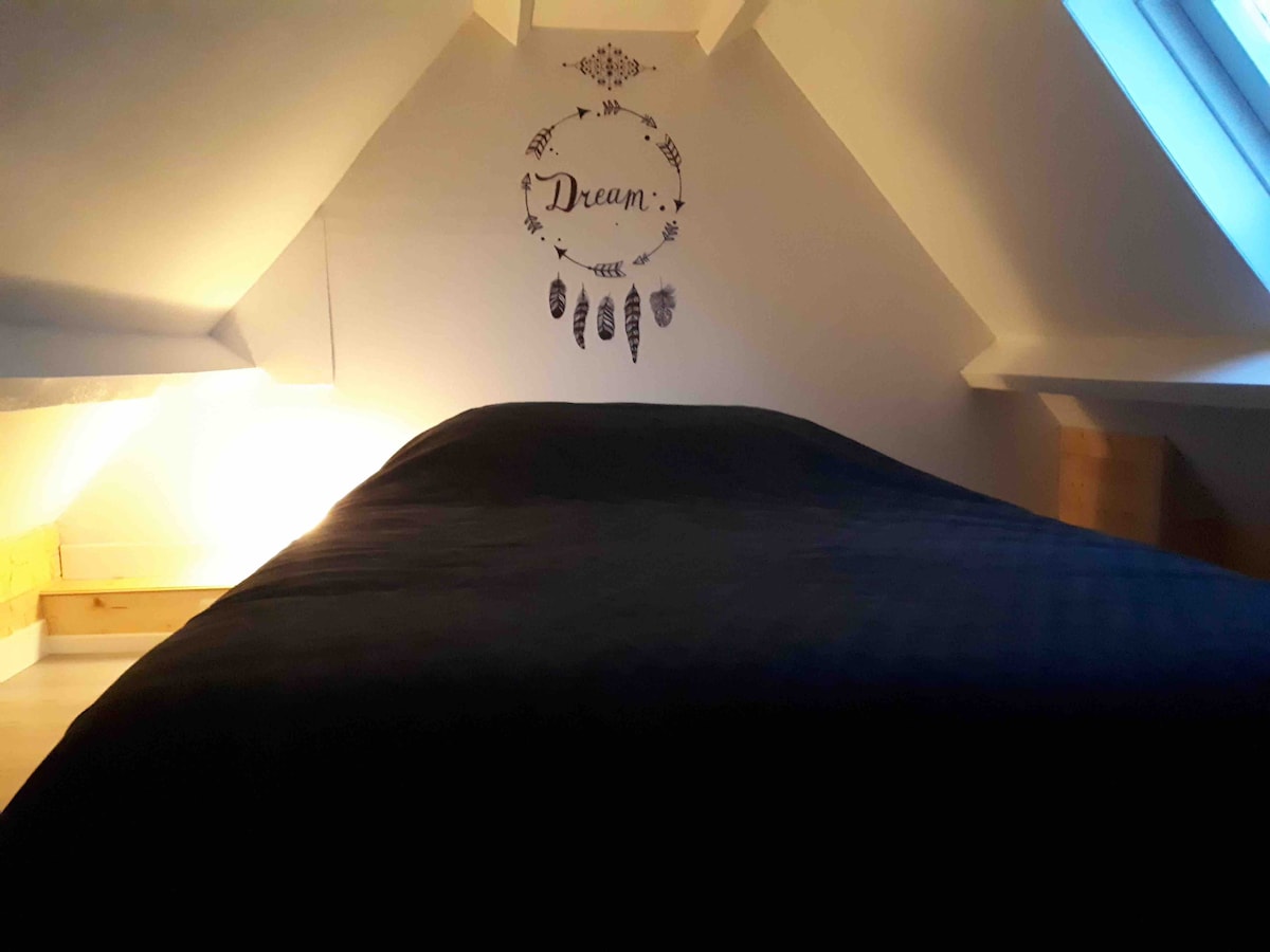 The bedroom, on the mezzanine (very cocooning); 2 person bed, 140x190