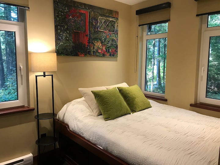 Bedroom 2 - Queen Bed