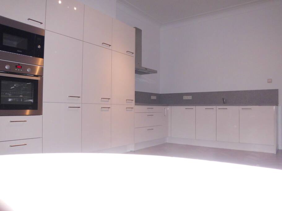 Keuken met eetkamer (eettafel en stoelen)