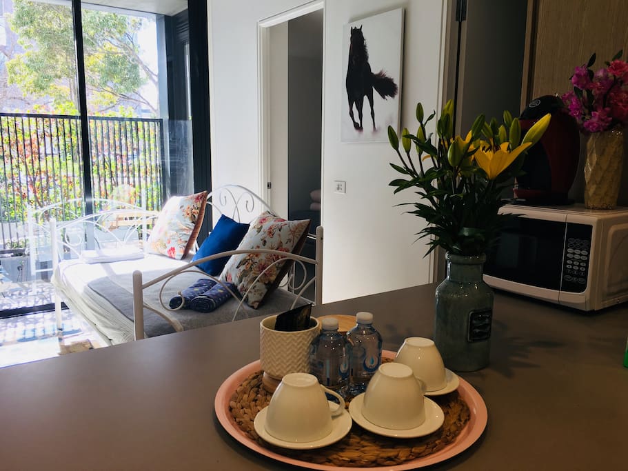 Living Room with Coffee ,Tea,And flowers.我们提供咖啡,茶叶包,矿泉水。