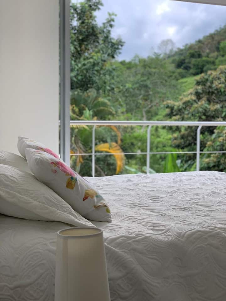 Поглед од изгрејсонце кон главната спална соба.