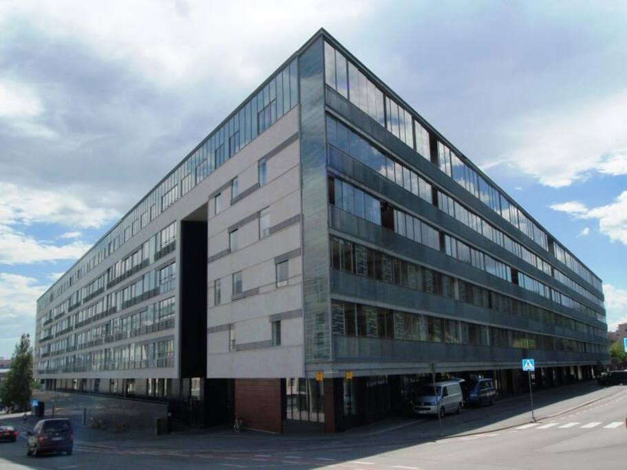 Rakennus ulkoapäin, ydinkeskustassa vehreän Harjun vieressä