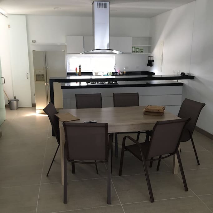 Comedor y cocina completa, zona de lavandería.