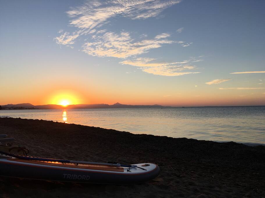 Puesta de sol desde L'Alberca (playa orientada al norte)