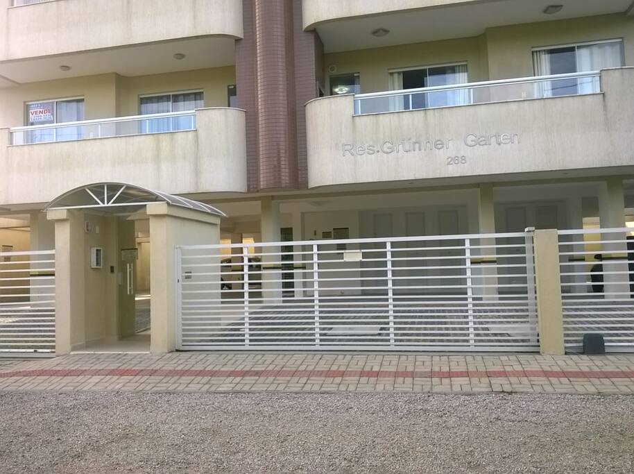 Edifício novo, com excelente localização, na quadra da avenida principal da Praia de Bombas, com fechadura eletrônica das portas de entrada do prédio e portão eletrônico para as garagens.