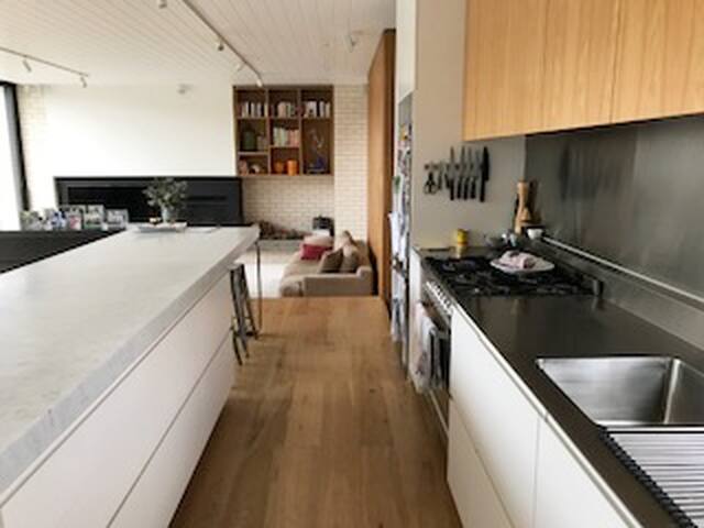 Beachside Light-filled Architectural Home gallery image 4