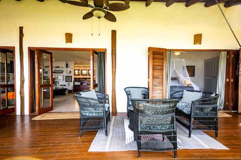 Successful Airbnb property: Beach house in Paraty, 6 suites, pool, serviced in Paraty