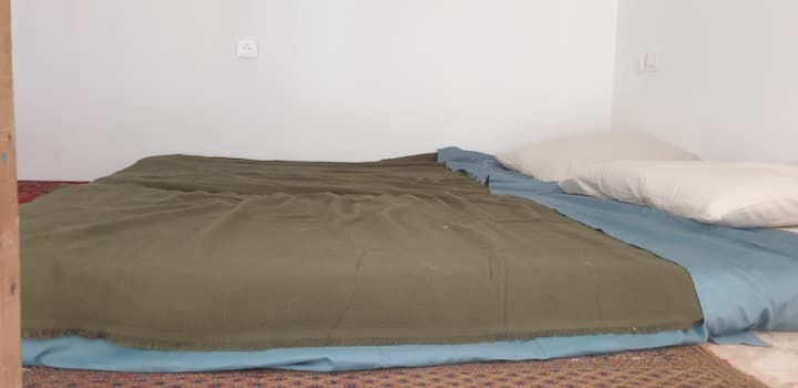 Fjetja është në mes të dhomës dhe në tokë... pak si një kabinë.