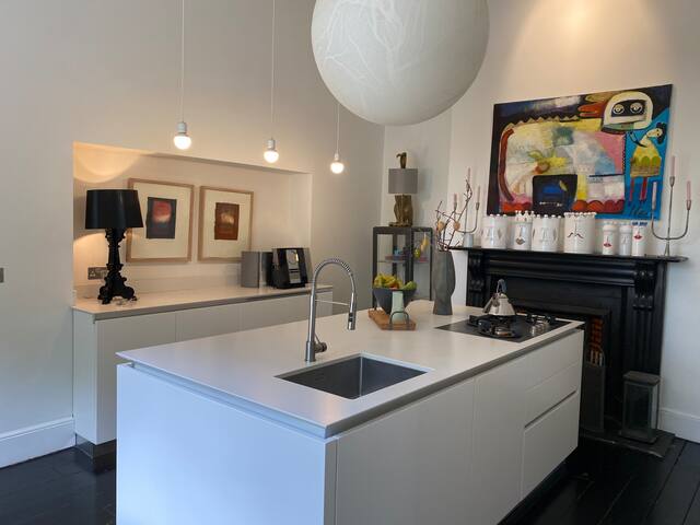 Charming Victorian Split Level Villa gallery image 2