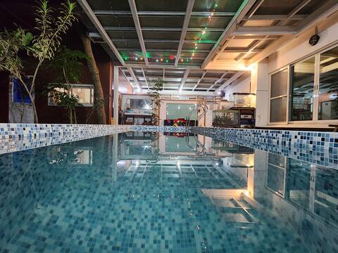 A villa homestay next to Plum Blossom Lake, where you can barbecue, sing and cook hot pot, etc., sui