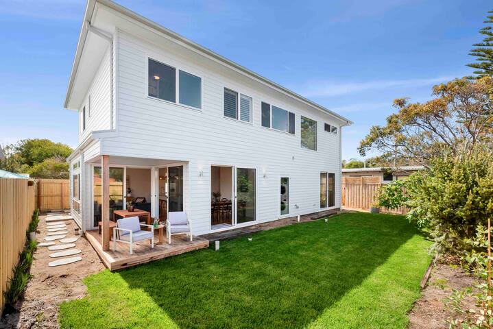 Narrows Rest- Beach over the road gallery image 3