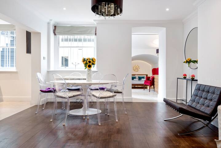 Stylish Apartment with Patio in Central London gallery image 5
