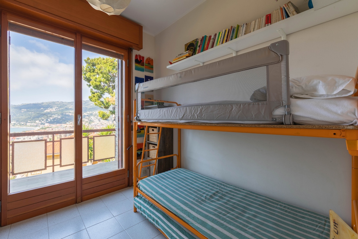 חדר עם מיטת קומתיים