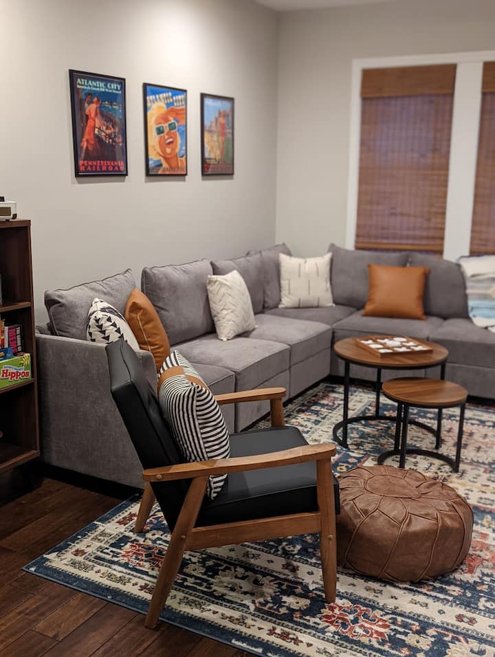Mid-century Speakeasy Retreat Near Tropicana - Atlantic City, NJ
