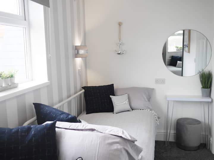 Спална соба со три единечни кревета