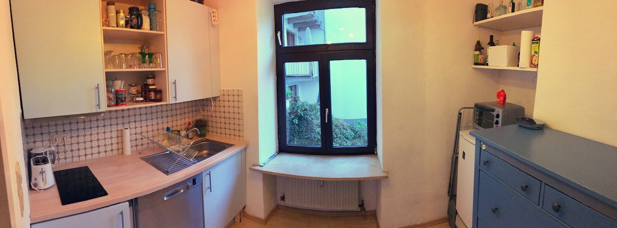 Top Airbnb: Cozy and central Apartment with Artistic Lighting in Westend