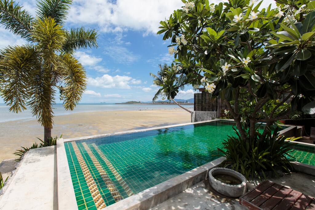Outdoor swimming pool right next to the ocean
