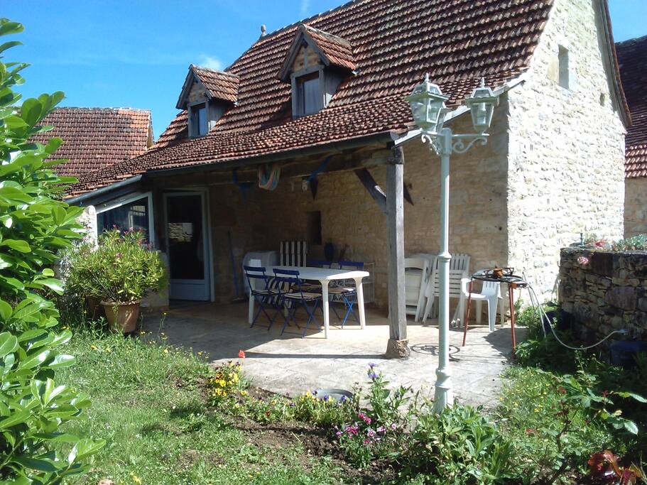 Terrasse de la cuisine donnant sur un jardin