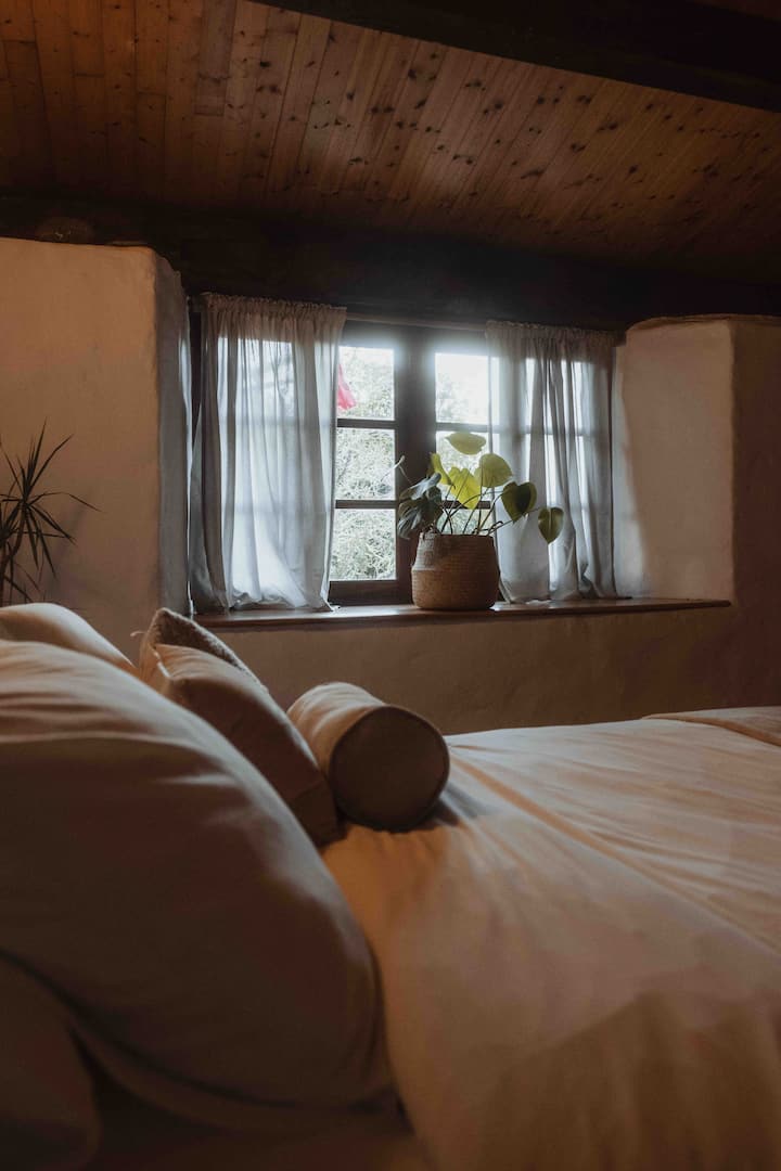 غرفة نوم واسعة تتسع لخمسة أشخاص. 
يتكون من سرير 1.60 ؛ وآخر في الجزء العلوي من 1.40 وسرير أريكة. 