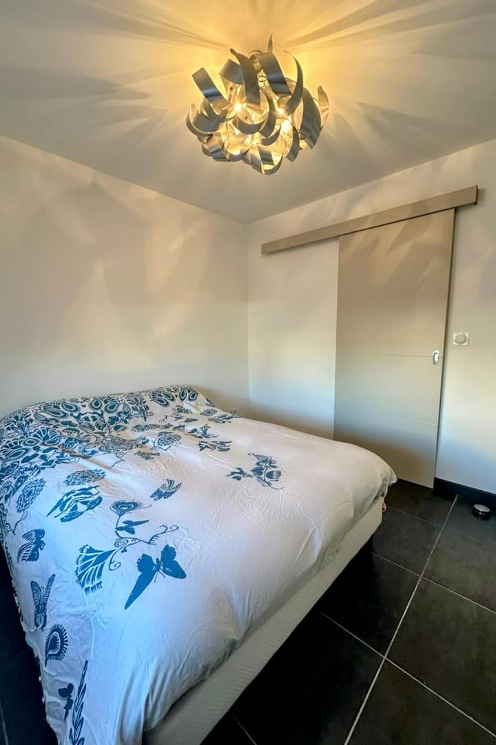 Dvokrevetna soba u prizemlju s bračnim krevetom i vlastitom kupaonicom koja je upravo renovirana 