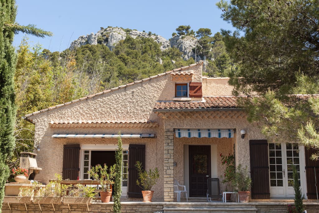 La maison et en arrière plan le Luberon