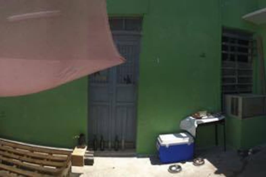 Una casa en el corazón del barrio de Santiago bastante bien ubicada. Somos dos personas viviendo en este lugar y dos perritas una se llama kaab y la otra Khalessi. Aquí tienes acceso al comedor y a la cocina y en tu habitación cuentas con baño privado para ti. Además tenemos esta salita en el patio en donde puedes sentarte en las noches para refrescarte y disfrutar de las estrellas y la luna.