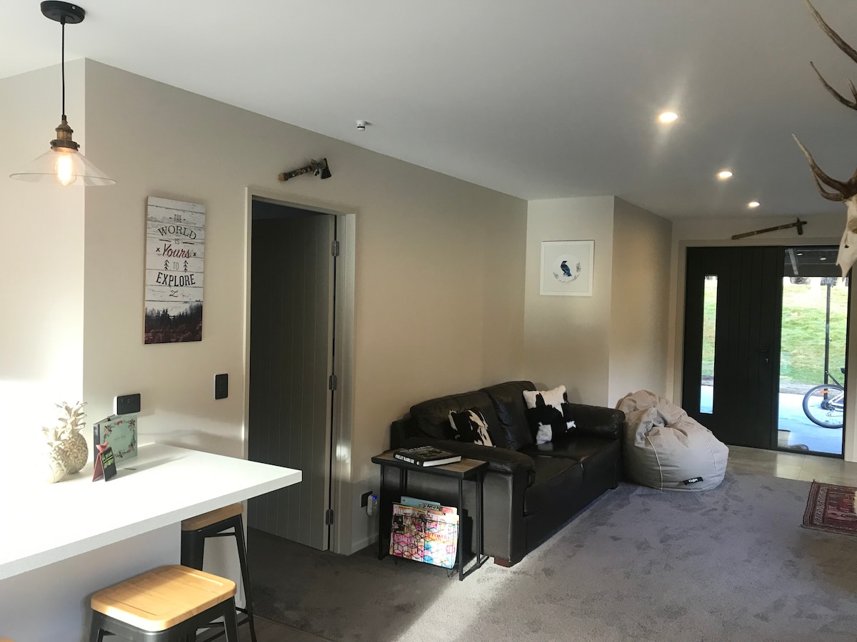 Top Airbnb: Timber Ridge Lodge - Idyllic Luxury in Wānaka Outer