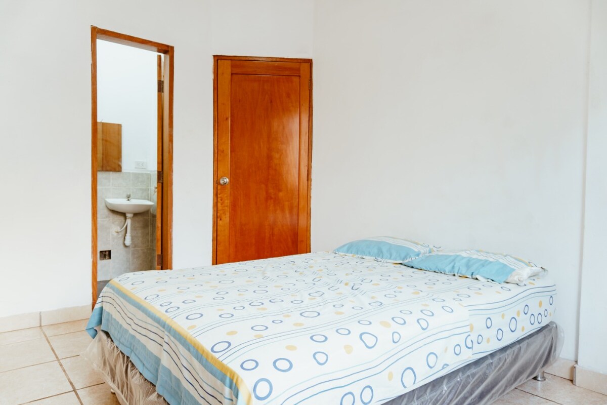 ✨ ห้องพักพร้อมเตียงที่สะดวกสบายและห้องน้ำส่วนตัวเหมาะสำหรับการเพลิดเพลินกับความเป็นส่วนตัวและการพักผ่อน ✨