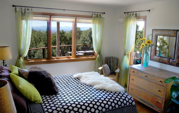 Mionekano ya Milima ya Jemez kutoka kwenye chumba cha kulala cha wageni. 