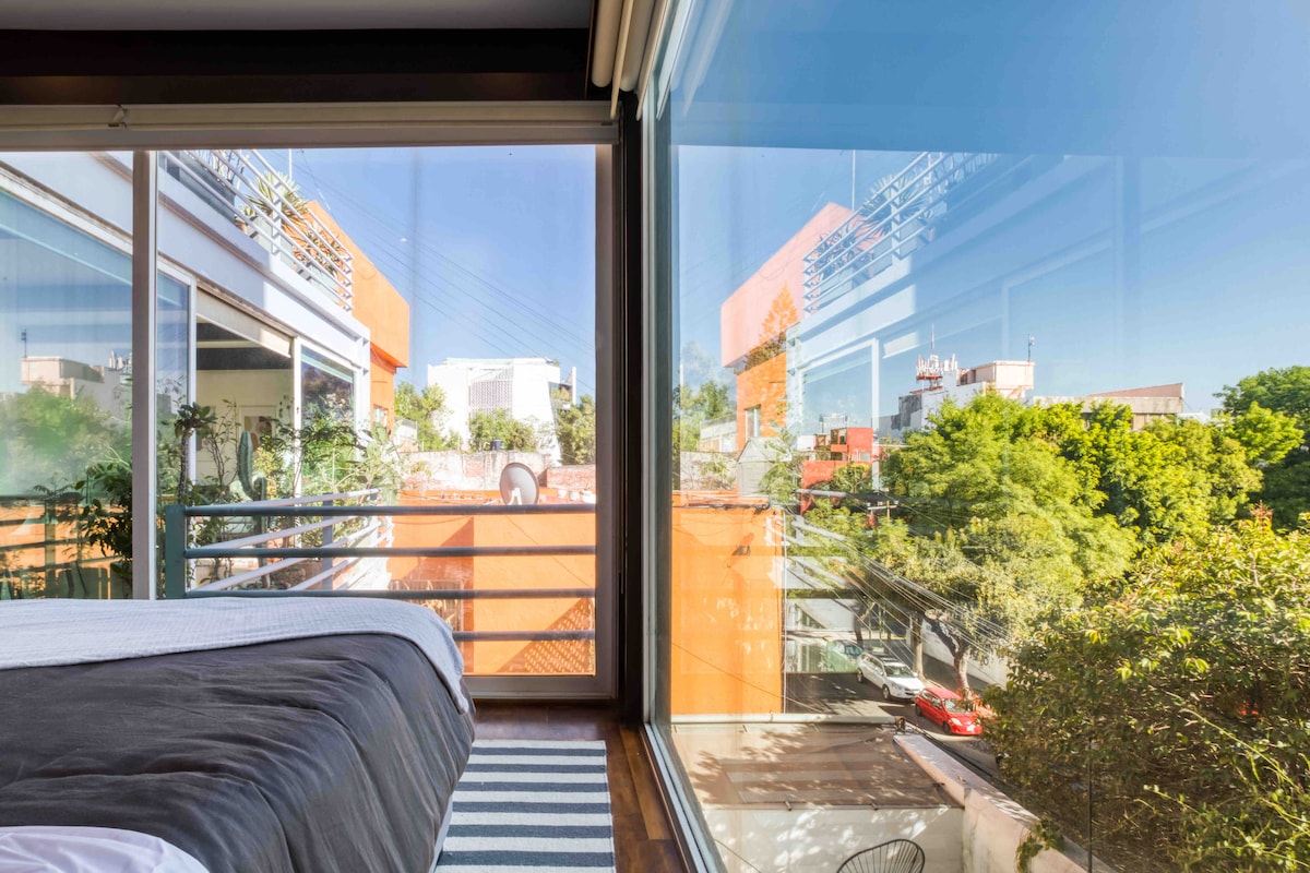 Chumba kikuu cha kulala na bafu ya chumbani. 