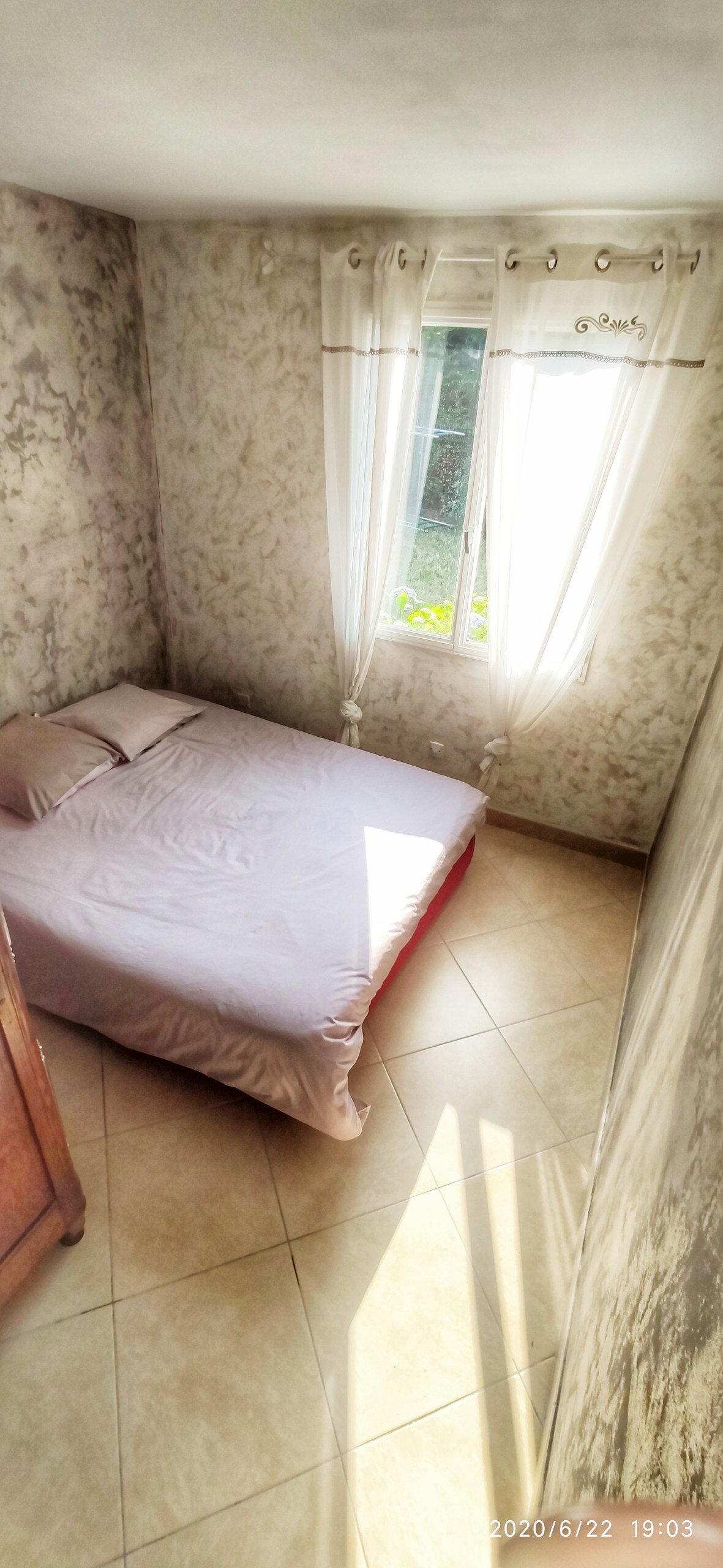 卧室2 ：位于一楼，双人床160 ，可俯瞰花园