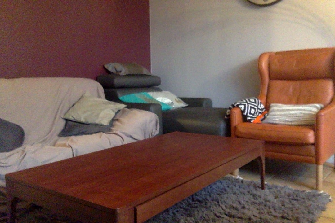 Много светла всекидневна - удобен диван - смарт телевизор