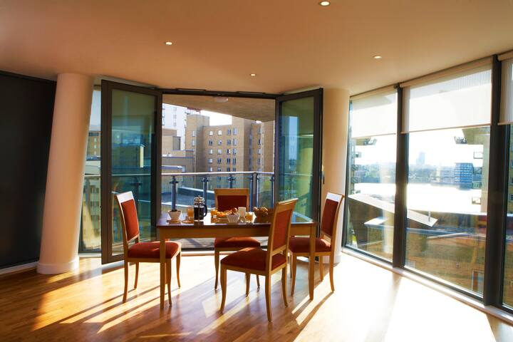 Two bedroom penthouse in secure building, 24h concierge minutes from Canary Wharf Underground Station gallery image 3