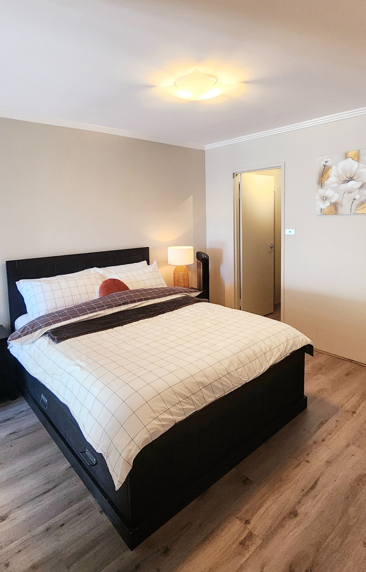 Chambre avec salle de bain attenante