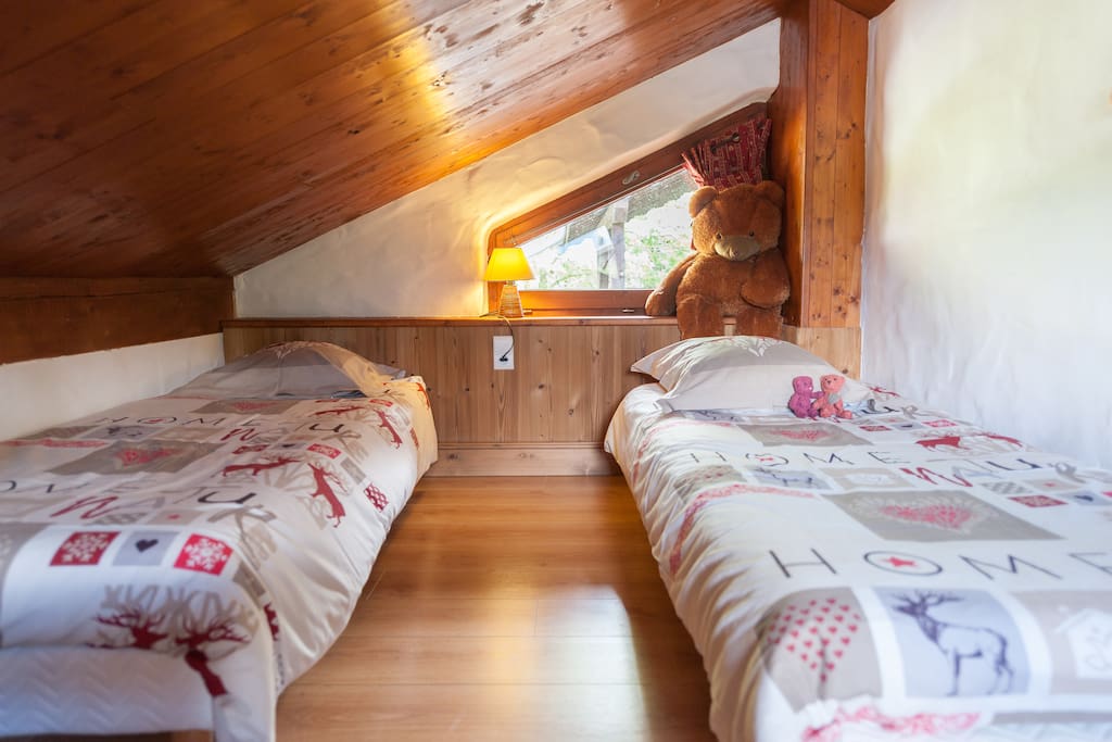 Chambre avec lits simples mansardée