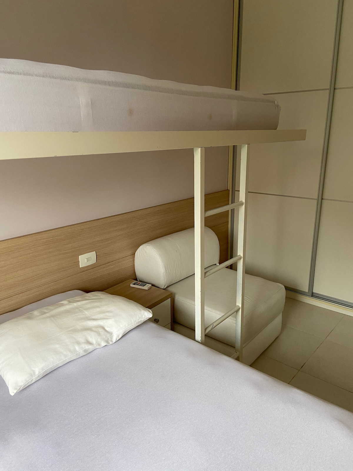 1号卧室配有双层床、下方有单人床和沙发床。 免费储物柜，用于存放行李、衣物。 配有空调和吊扇。 