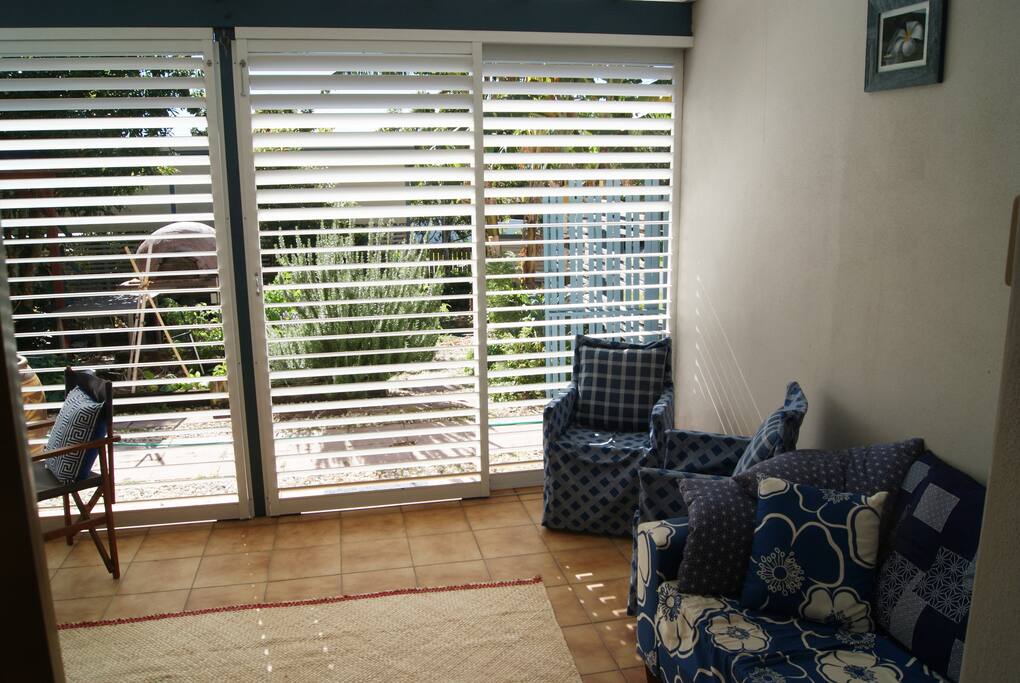 Comfortable spaces for relaxing in a quiet residential area that is still close to facilities e.g. the new hospital only an 8 min drive.