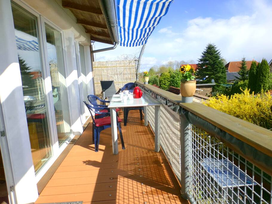 sonniger Süd-Balkon mit Ausblick, gleichzeitig Zugang zu oberen Wohnung